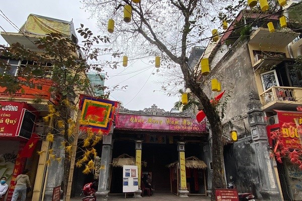 Đình, chùa, di tích đóng cửa, người dân vái vọng từ bên ngoài - Anh 4