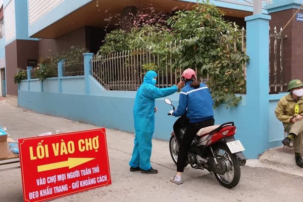Hải Dương: Tăng công suất xét nghiệm, phát phiếu đi chợ cho người dân - Anh 3