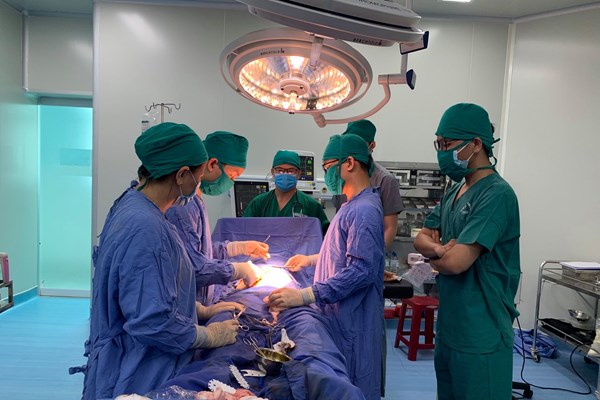 Cứu kịp thời cụ bà gần 90 tuổi bị tràn máu ổ bụng hiếm gặp - Anh 1
