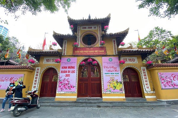 Đi lễ mùa...​​​​​​​ dừng lễ hội - Anh 1