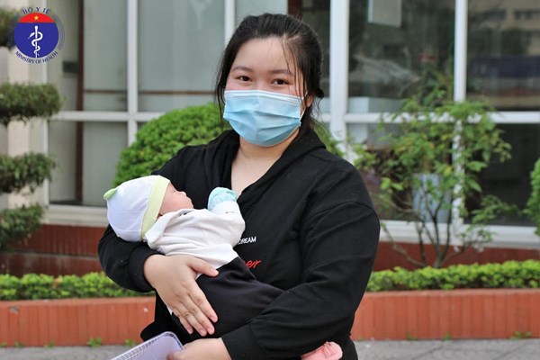 Bé sơ sinh 24 ngày tuổi mắc Covid-19 đã khỏi bệnh - Anh 1