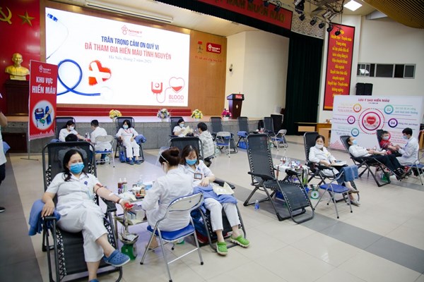 Chỉ còn gần 5.000 đơn vị máu, y bác sĩ khai xuân bằng những giọt máu nghĩa tình - Anh 2