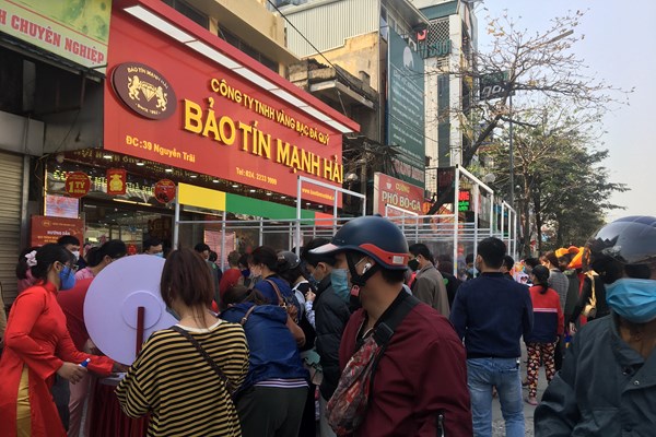 Hà Nội: Tiệm vàng đông khách ngày Vía Thần tài, nỗi lo phòng chống dịch - Anh 1