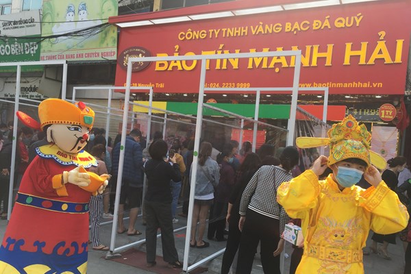 Hà Nội: Tiệm vàng đông khách ngày Vía Thần tài, nỗi lo phòng chống dịch - Anh 3