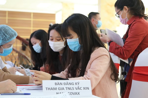 Người dân sẽ được tiếp cận vắcxin Covid-19 trong năm nay - Anh 1