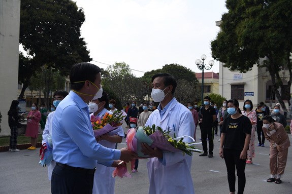 Tuyệt đối không yêu cầu các doanh nghiệp phải xét nghiệm Covid-19 cho công nhân - Anh 1