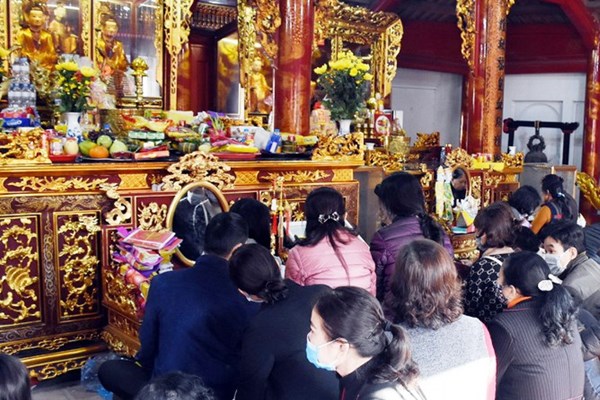 Bỏ qua khuyến cáo 5K, người dân chen chúc đi lễ ở Nghệ An - Anh 1