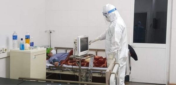 Những gia đình bác sĩ chống covid - Anh 3