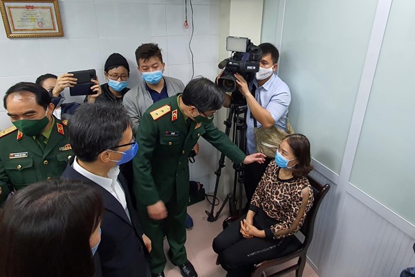 Phó Thủ tướng Vũ Đức Đam động viên tình nguyện viên tiêm vắcxin giai đoạn 2 - Anh 1