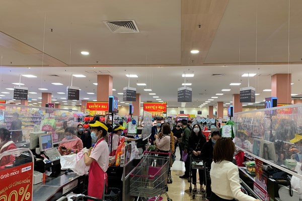 Hà Nội: Trung tâm thương mại, rạp chiếu phim vẫn vắng khách do ảnh hưởng của dịch Covid-19 - Anh 10