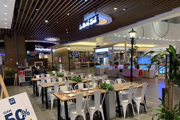 Hà Nội: Trung tâm thương mại, rạp chiếu phim vẫn vắng khách do ảnh hưởng của dịch Covid-19 - Anh 4