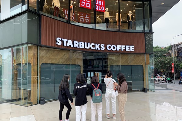 Hà Nội: Trung tâm thương mại, rạp chiếu phim vẫn vắng khách do ảnh hưởng của dịch Covid-19 - Anh 5