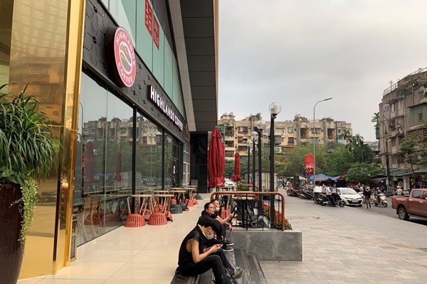 Hà Nội: Trung tâm thương mại, rạp chiếu phim vẫn vắng khách do ảnh hưởng của dịch Covid-19 - Anh 6