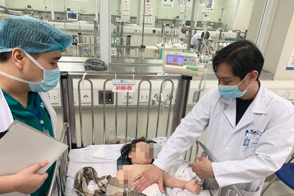 Lãnh đạo TP Hà Nội gửi thư và tặng Bằng khen thanh niên dũng cảm cứu sống bé gái rơi từ tầng 12 - Anh 2