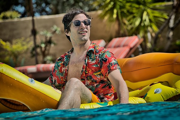 Nhạc sĩ người Mỹ Andy Samberg làm gì trong bộ phim siêu hài hước 