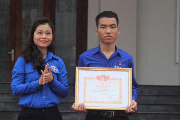 Quảng Nam tặng Bằng khen cho chàng trai dũng cảm lao xuống biển cứu 3 học sinh - Anh 1