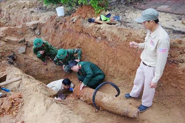 Xử lý thành công quả bom nặng hơn 220kg trong khu dân cư - Anh 1