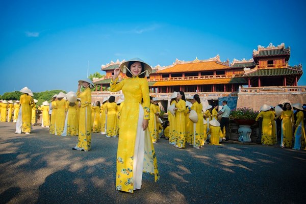 Miễn vé tham quan di sản Huế đối với công dân mặc áo dài truyền thống - Anh 1