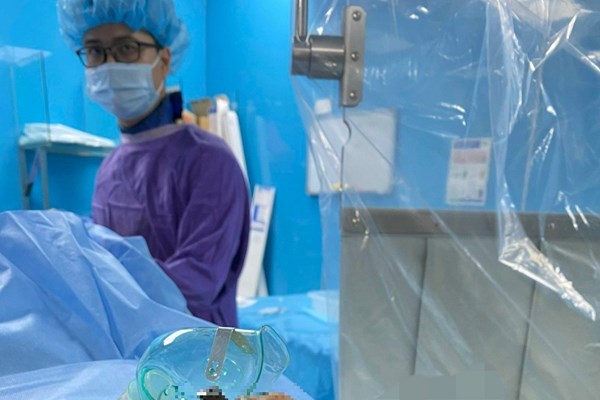 Bác sĩ cưa thanh sắt cứu thanh niên bị đâm vào mặt - Anh 1