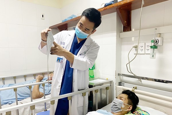 Bác sĩ cưa thanh sắt cứu thanh niên bị đâm vào mặt - Anh 2