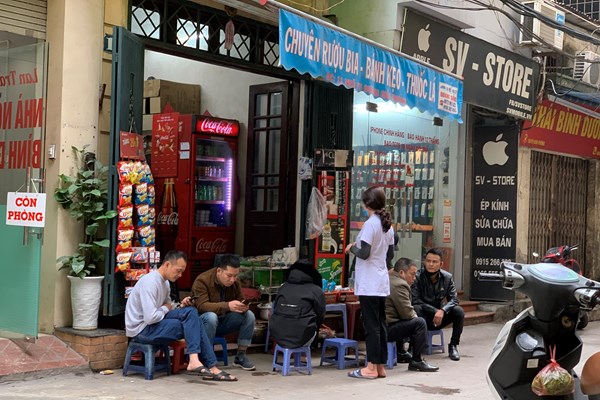 Hà Nội: Bất chấp lệnh cấm, hàng quán vỉa hè 