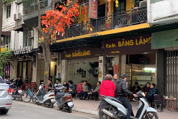 Hà Nội: Bất chấp lệnh cấm, hàng quán vỉa hè 