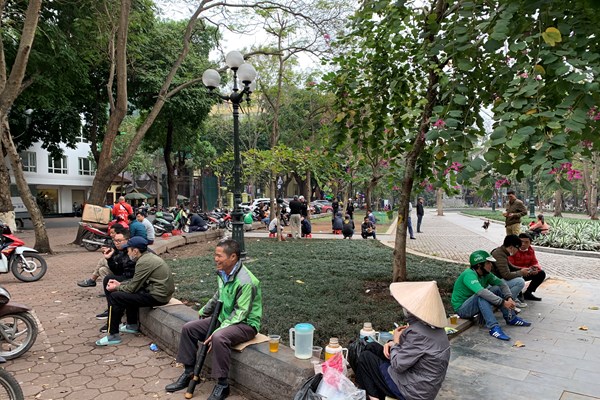 Hà Nội: Bất chấp lệnh cấm, hàng quán vỉa hè 