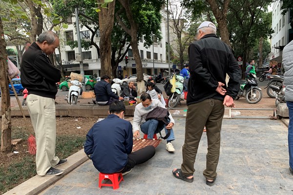Hà Nội: Bất chấp lệnh cấm, hàng quán vỉa hè 