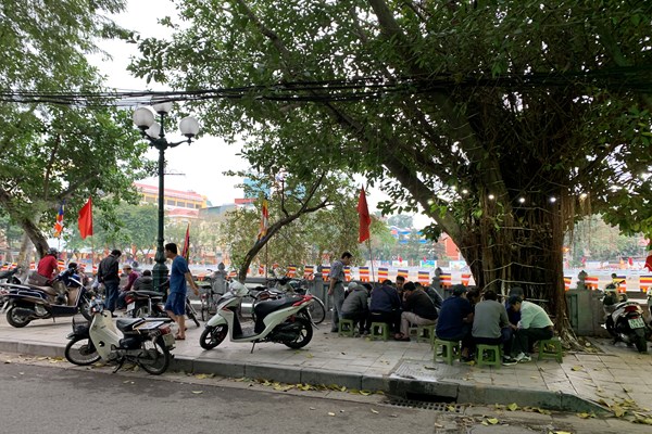 Hà Nội: Bất chấp lệnh cấm, hàng quán vỉa hè 