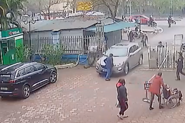 Chống đối khai báo y tế, lái xe lao vào Giám đốc Bệnh viện Thể thao Việt Nam - Anh 2