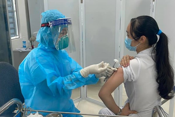 Sức khoẻ nhân viên y tế sau tiêm vắcxin Covid-19 không có gì bất thường - Anh 2