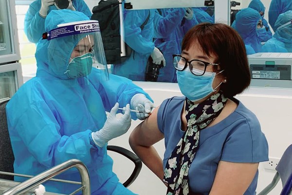 Ngày đầu tiên tiêm chủng vắcxin Covid-19 diễn ra an toàn - Anh 1