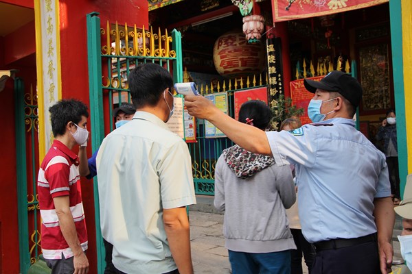 Lượng khách đến ngày hội “Quan Âm khai khố” giảm đáng kể - Anh 1