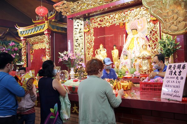Lượng khách đến ngày hội “Quan Âm khai khố” giảm đáng kể - Anh 2