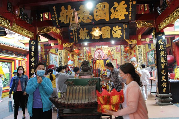 Lượng khách đến ngày hội “Quan Âm khai khố” giảm đáng kể - Anh 3