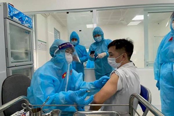 5 y, bác sĩ phản ứng với vắc xin Covid-19 đã ổn định - Anh 1
