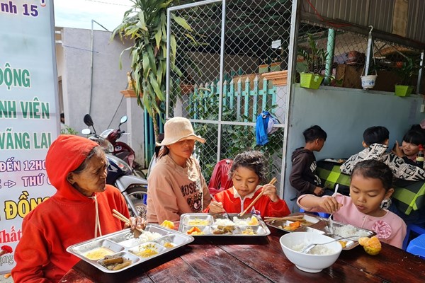 Tình người ở “Nhà ăn không đồng” - Anh 1