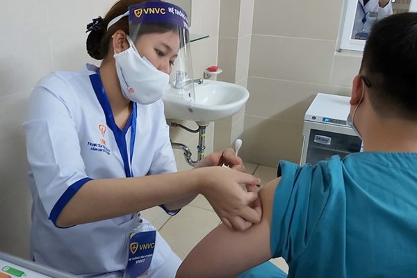 Hà Nội đặt sự an toàn cho người tiêm vắcxin Covid-19 lên trên hết - Anh 1