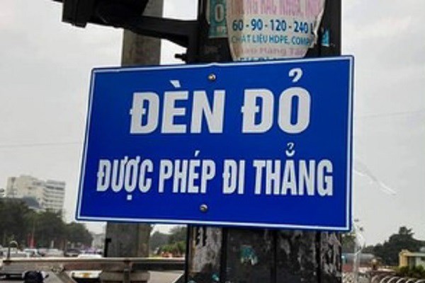 Kỳ quặc với biển báo “Đèn đỏ được phép đi thẳng” - Anh 1