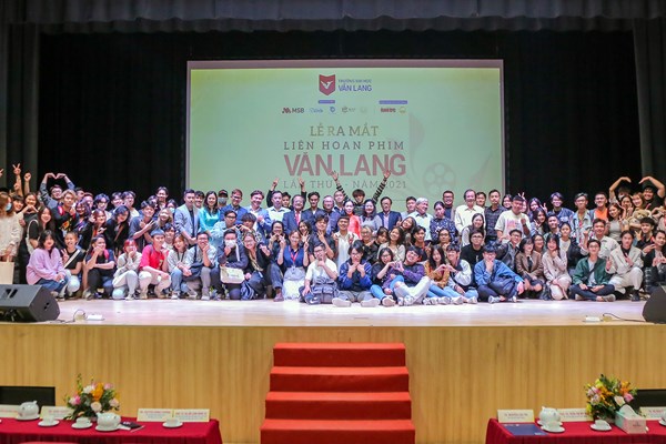 Lần đầu tiên tổ chức Liên hoan phim Văn Lang - Anh 8
