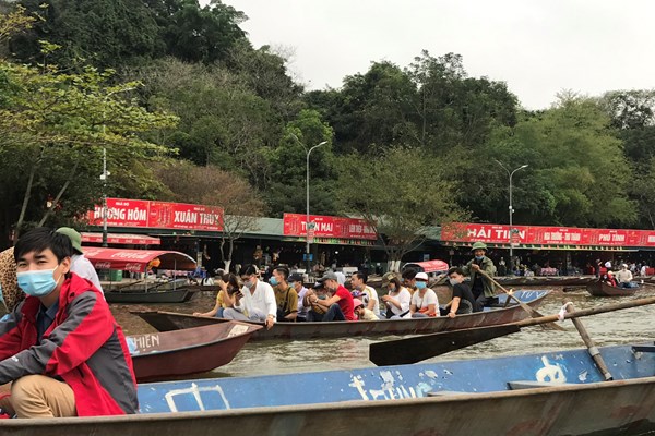 Chùa Hương đón 2 vạn lượt khách ngày đầu mở cửa trở lại - Anh 1