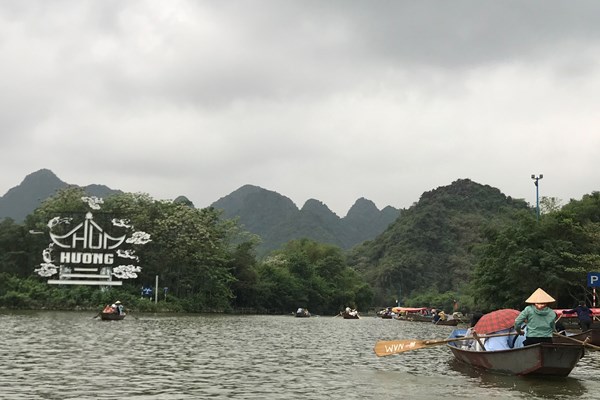 Chùa Hương đón 2 vạn lượt khách ngày đầu mở cửa trở lại - Anh 2