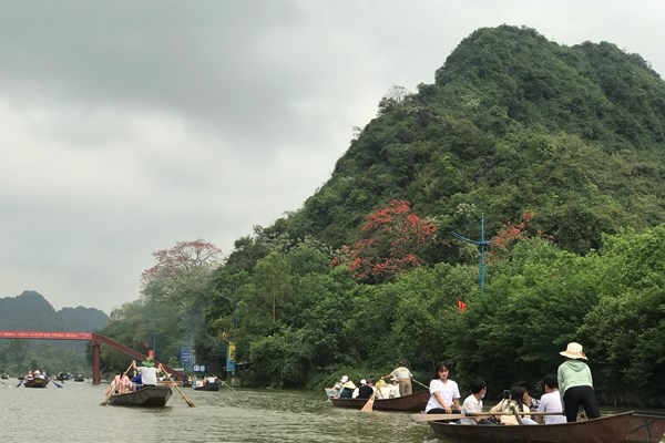 Chùa Hương đón 2 vạn lượt khách ngày đầu mở cửa trở lại - Anh 3