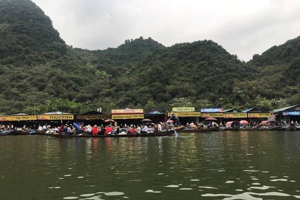 Chùa Hương đón 2 vạn lượt khách ngày đầu mở cửa trở lại - Anh 4