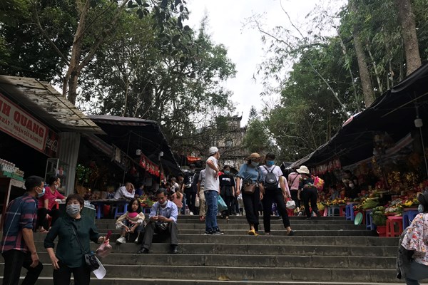 Chùa Hương đón 2 vạn lượt khách ngày đầu mở cửa trở lại - Anh 5