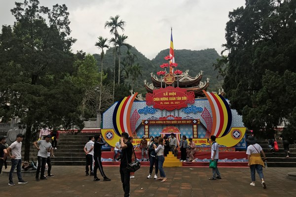 Chùa Hương đón 2 vạn lượt khách ngày đầu mở cửa trở lại - Anh 6