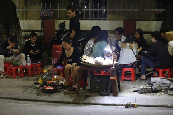 Huế dùng vỉa hè... để hỗ trợ người dân - Anh 2