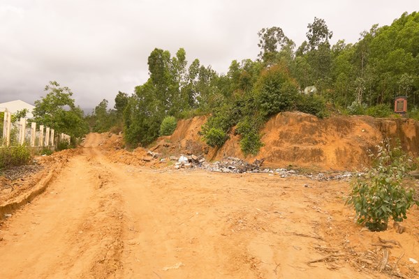 “Đất tặc”, “đá tặc” tại di tích lịch sử quốc gia Đồi Cả (Phù Cát, Bình Định): “Rất khó xử lý” (?!) - Anh 1