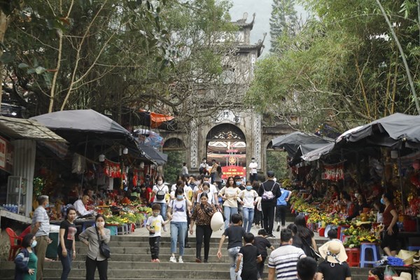 Danh thắng Chùa Hương trong những ngày đầu đón khách: Vẫn còn hiện tượng thiếu văn minh cần chấn chỉnh - Anh 2