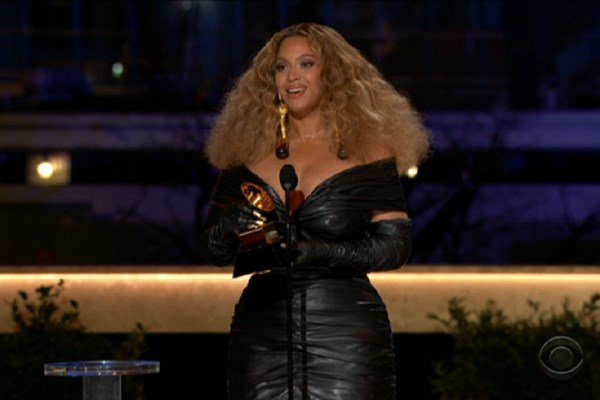 Những giai điệu tuyệt vời tại Grammy 2021 - Anh 1